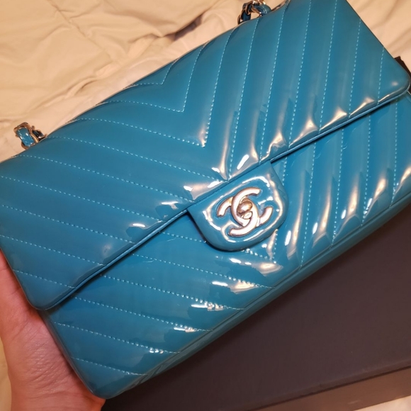 BLUE CHANEL CHEVRON PATTEN LEATHER MEDIUM BAG - Picture 4 of 4